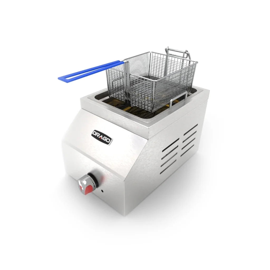 Freidora compacta a gas DRAGO FG-5 de 5 litros, en acero inoxidable. Ideal para negocios pequeños, food trucks o cocinas con espacio limitado. Incluye canastilla niquelada y quemador de 15,000 BTU/h.