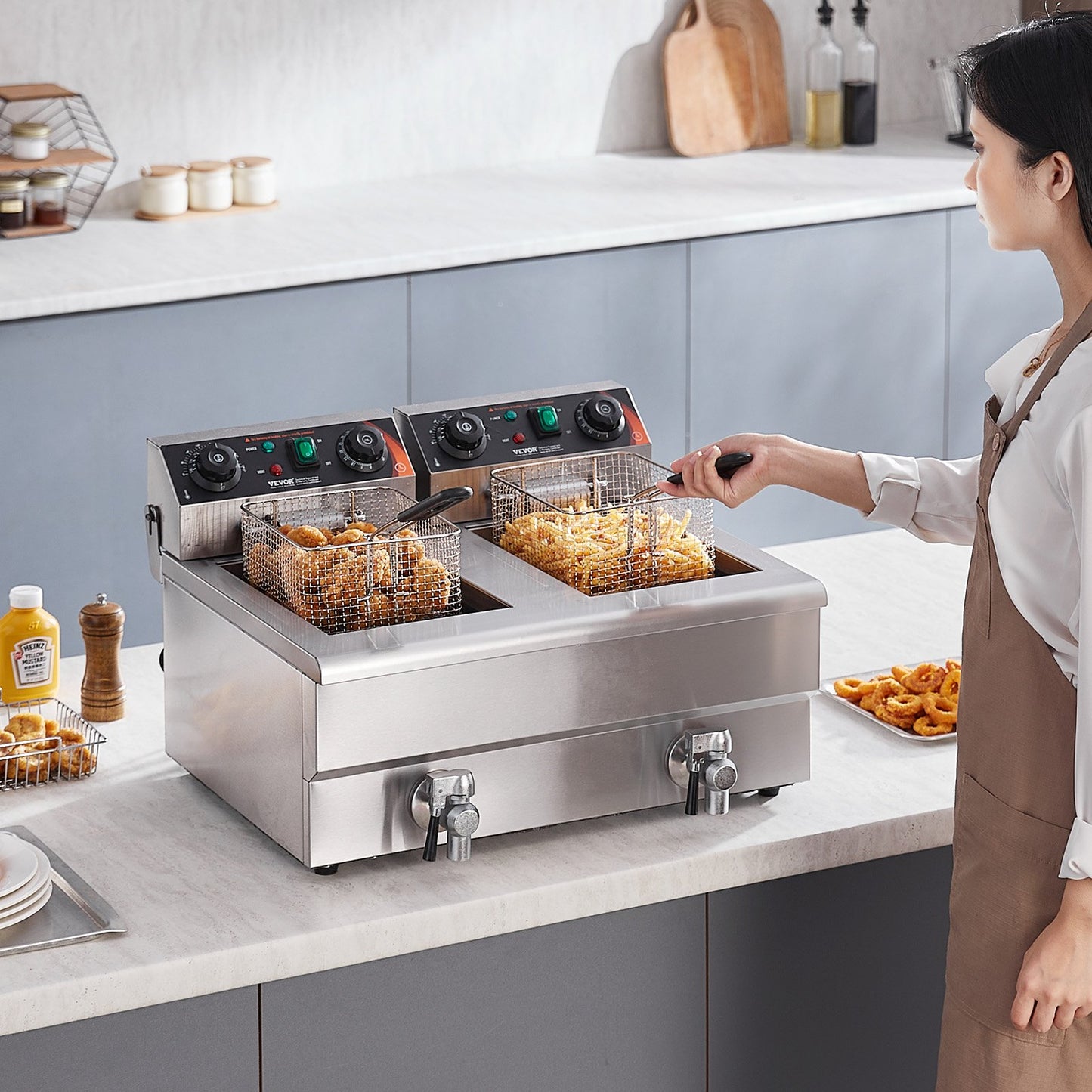 Freidora VEVOR SG24L5000W12L1KYVV1, en food truck o cafetería, producción simultánea alta capacidad. Ideal para negocios de comida rápida. De venta en Webstaurant.mx