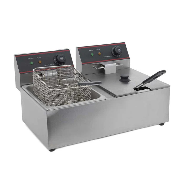 Freidora eléctrica MIGSA CKEF2LTS4 de 2 tinas (4 litros cada una), fabricada en acero inoxidable. Potencia total: 1,500W (750W por tina), voltaje: 127V/60Hz. Medidas: 43.5x40x31.5 cm, peso: 10 kg. Ideal para cocción simultánea de diferentes alimentos