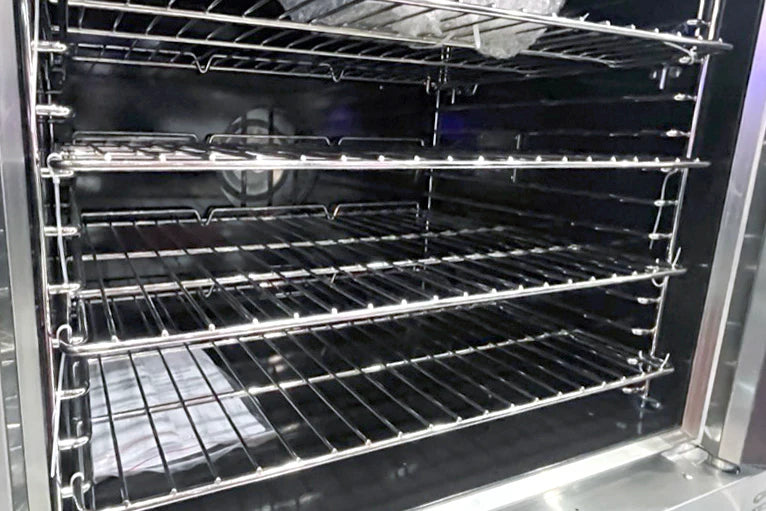 Guías de rack desmontables (11 posiciones) y 4 rejillas cromadas en el horno DRAGO GCO-511, ideales para horneado profesional de pan, pasteles y más