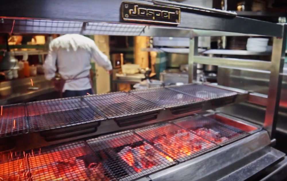 Mangal Josper MGJ-132 - vista de las parrillas a las brazas