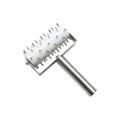 RODILLO PERFORADOR DE MASA SLRD038 MARCA TUHNDER GROUP CON MANGO DE ACERO EN COLOR BLANCO